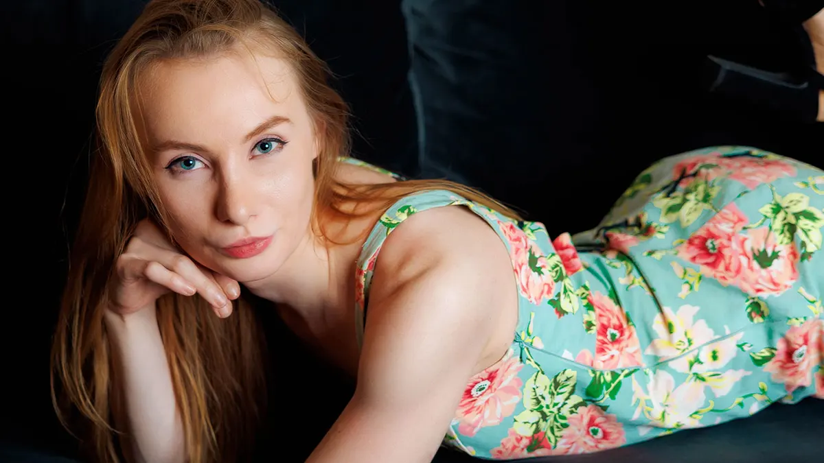 Milf Vi Ezra posing nude on black velvet couch in artistic photo session